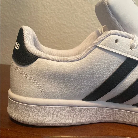 Adidas Classic White Shoes with Black Accents - Picture 3 of 12